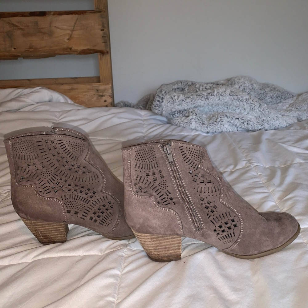 Woman’s Carlos Santana heeled boots